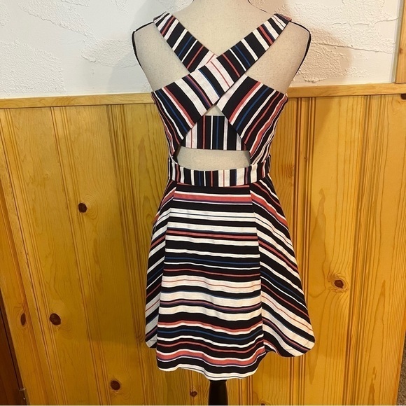 Adelyn Rae Cut Out Striped Dress Sz-S - Picture 5 of 10